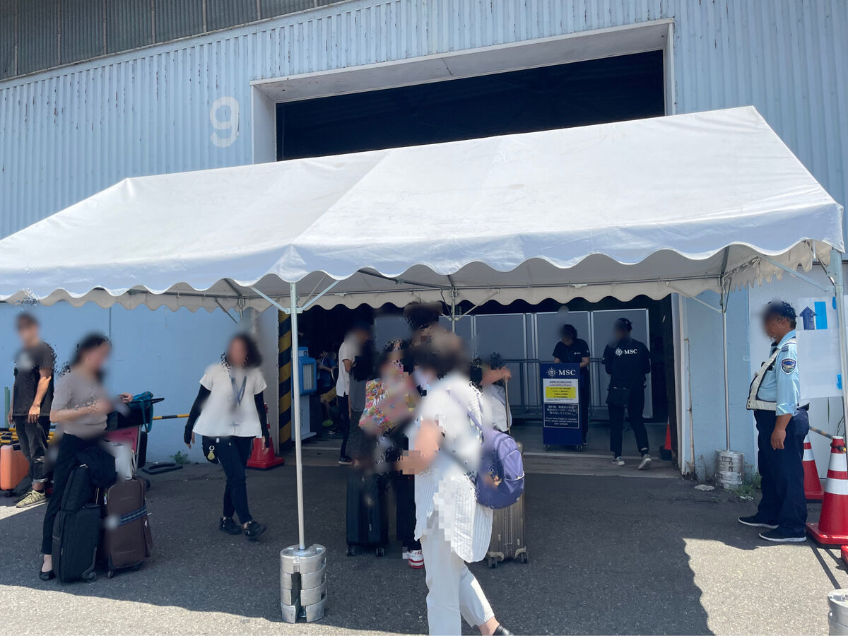 MSCベリッシマのバゲッジカウンター。クルーズ前に荷物を預けるエリア。