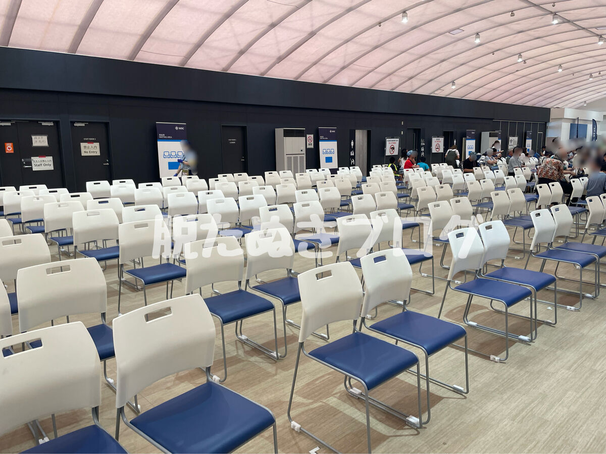 MSCベリッシマの乗船待機中の待合室。涼しい空間でリラックスする乗船者。