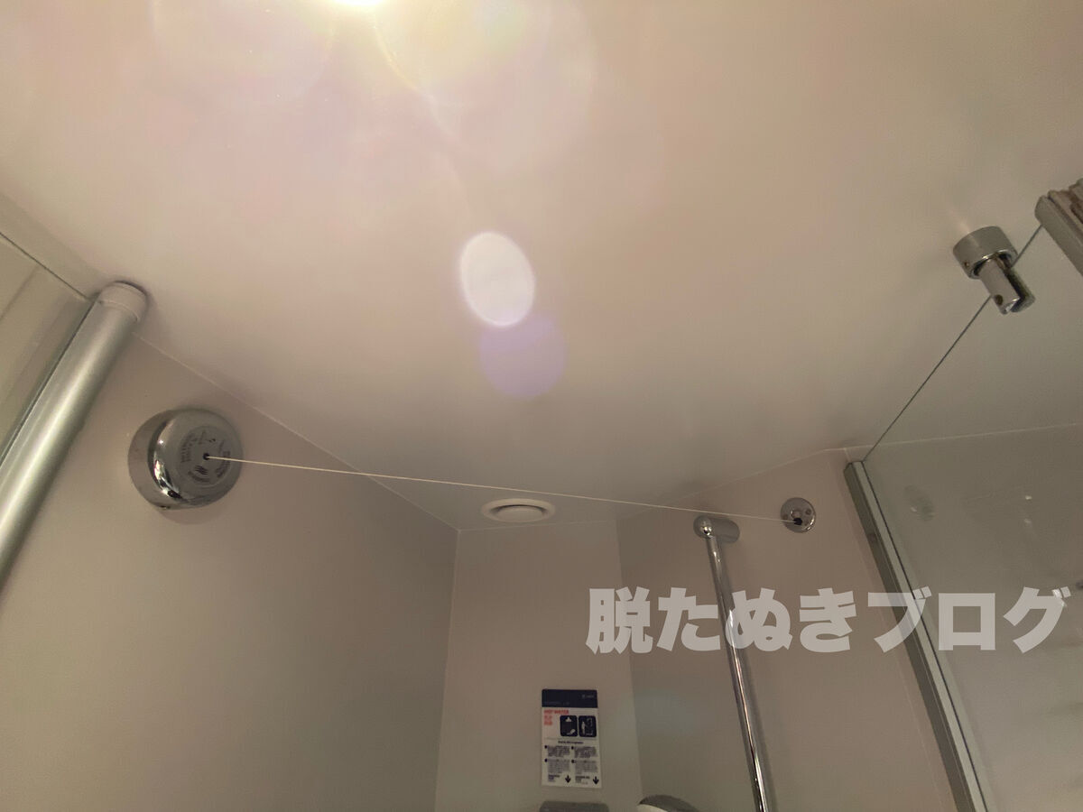 MSCベリッシマのシャワー室にある洗濯干しスペース