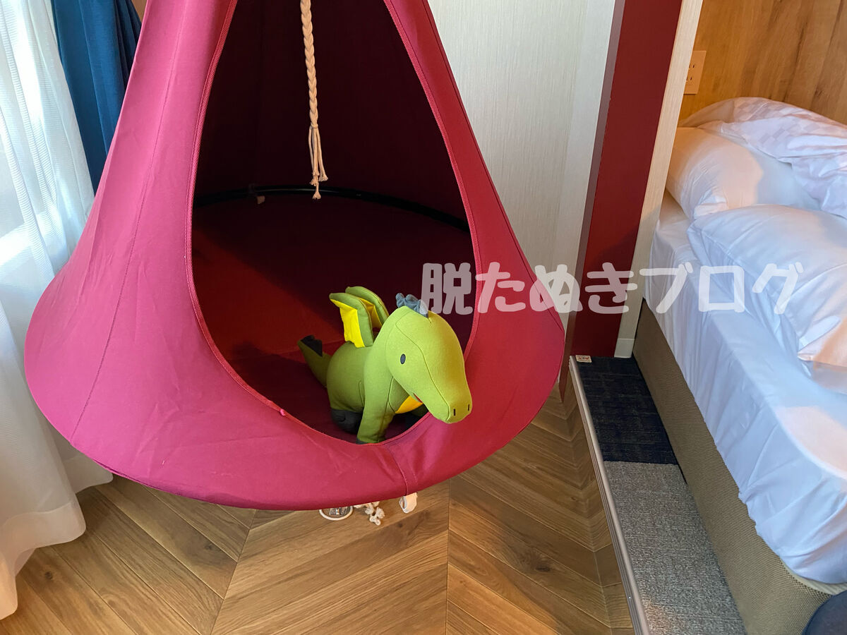 ハンモックがあり、恐竜のぬいぐるみがお出迎え
