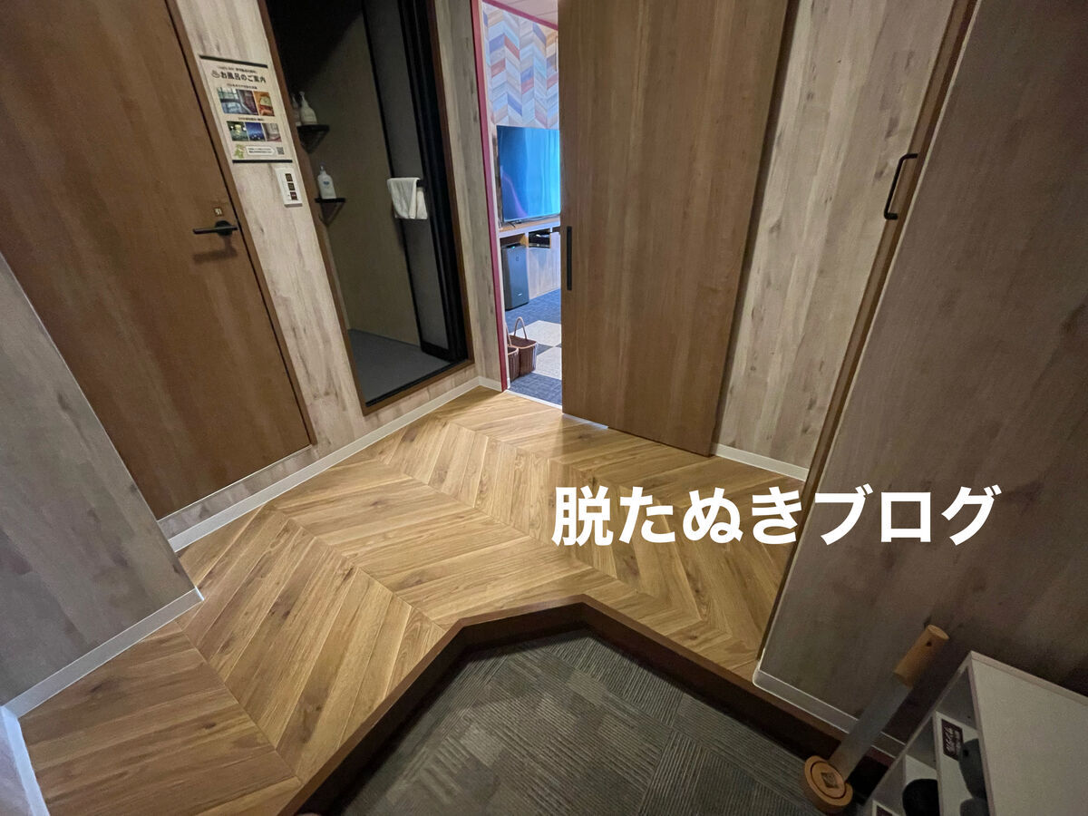 玄関は靴を脱いで入るタイプで広々している