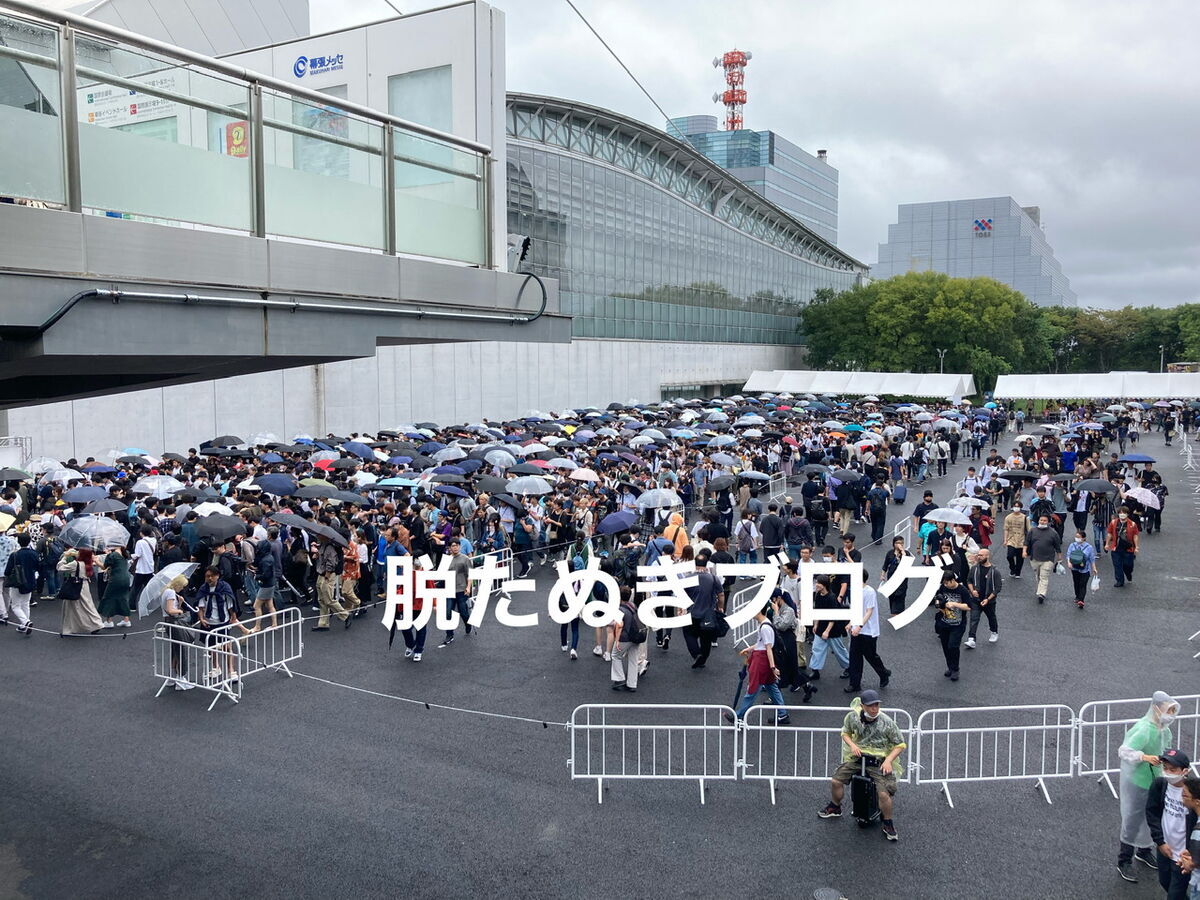 幕張メッセの入場待機列に並ぶ人々の様子。長蛇の列が続き、混雑している
