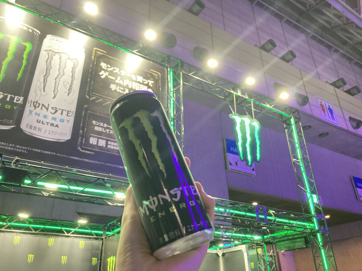 モンスターのブースでエナジードリンクの配布が行われている