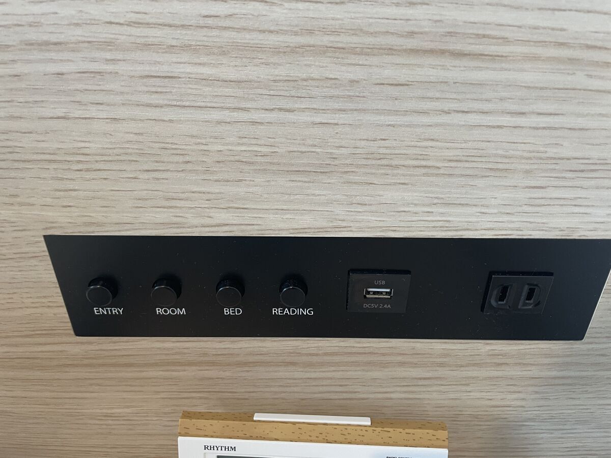 ベッドの枕元にあるコンセントとUSBポート