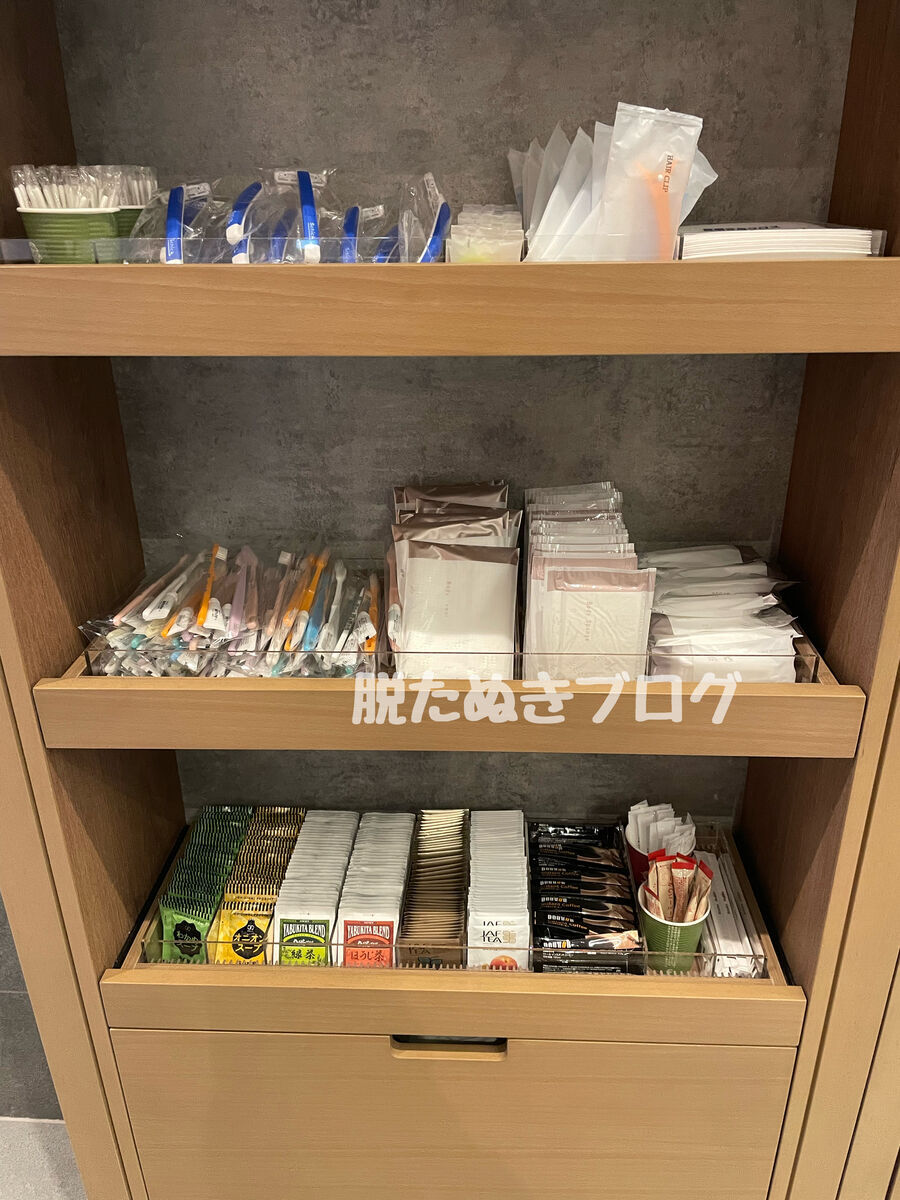 フロント横のアメニティバーの様子（セルフサービス）