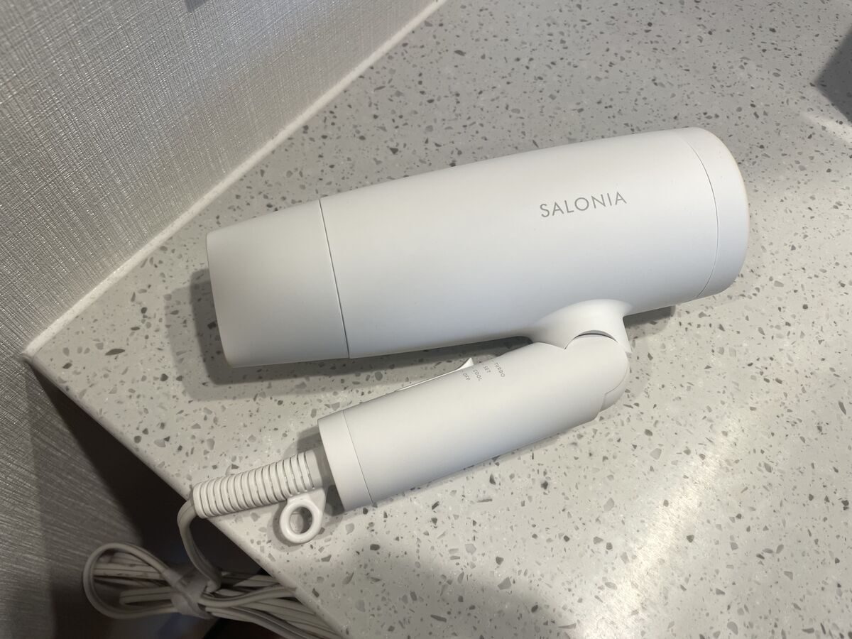 客室に備え付けのSALONIA製ドライヤー