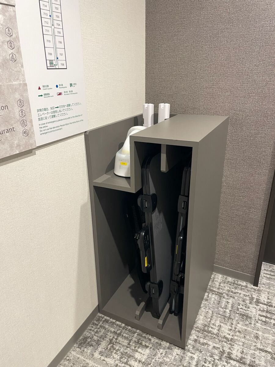 館内の靴乾燥機とアイロン台（エレベーター横）