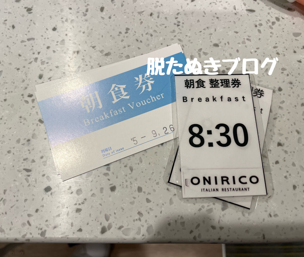 朝食ビュッフェの料理台と客席の様子