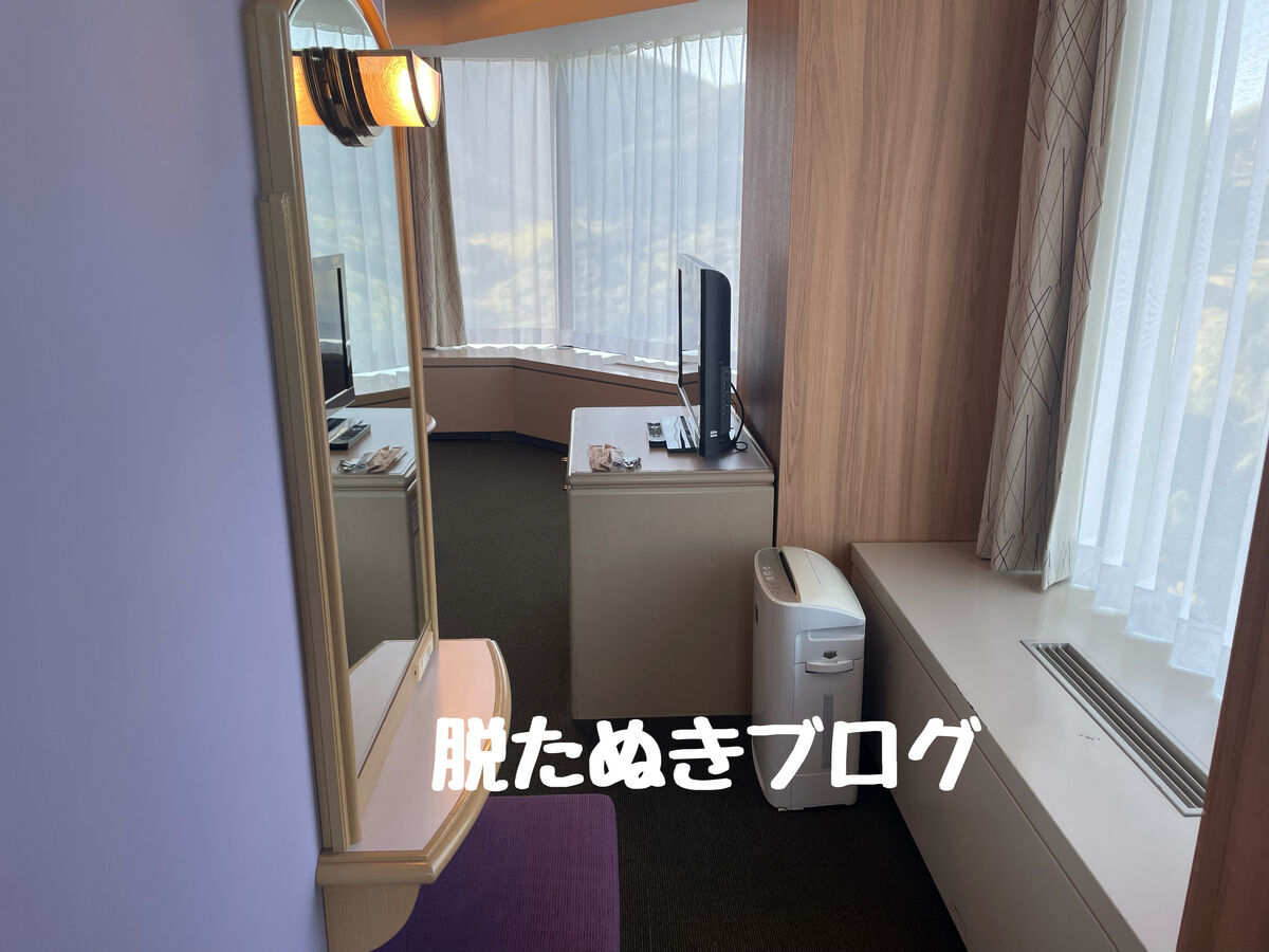 客室の通路部分にあるドレッサーと椅子、化粧がしやすい設計