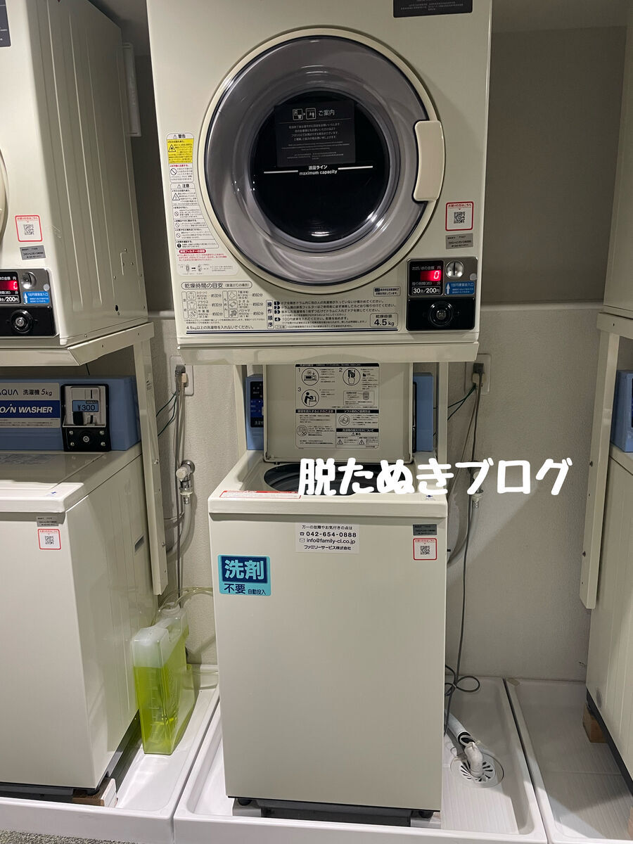 コインランドリー室内の洗濯機と乾燥機の様子（タワー2の2階）
