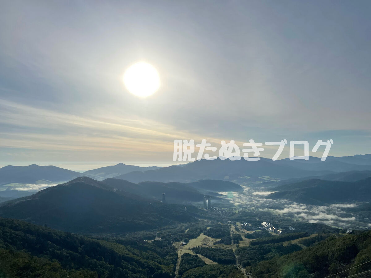  雲海テラスの頂上付近から撮影された、やや薄い雲海の様子