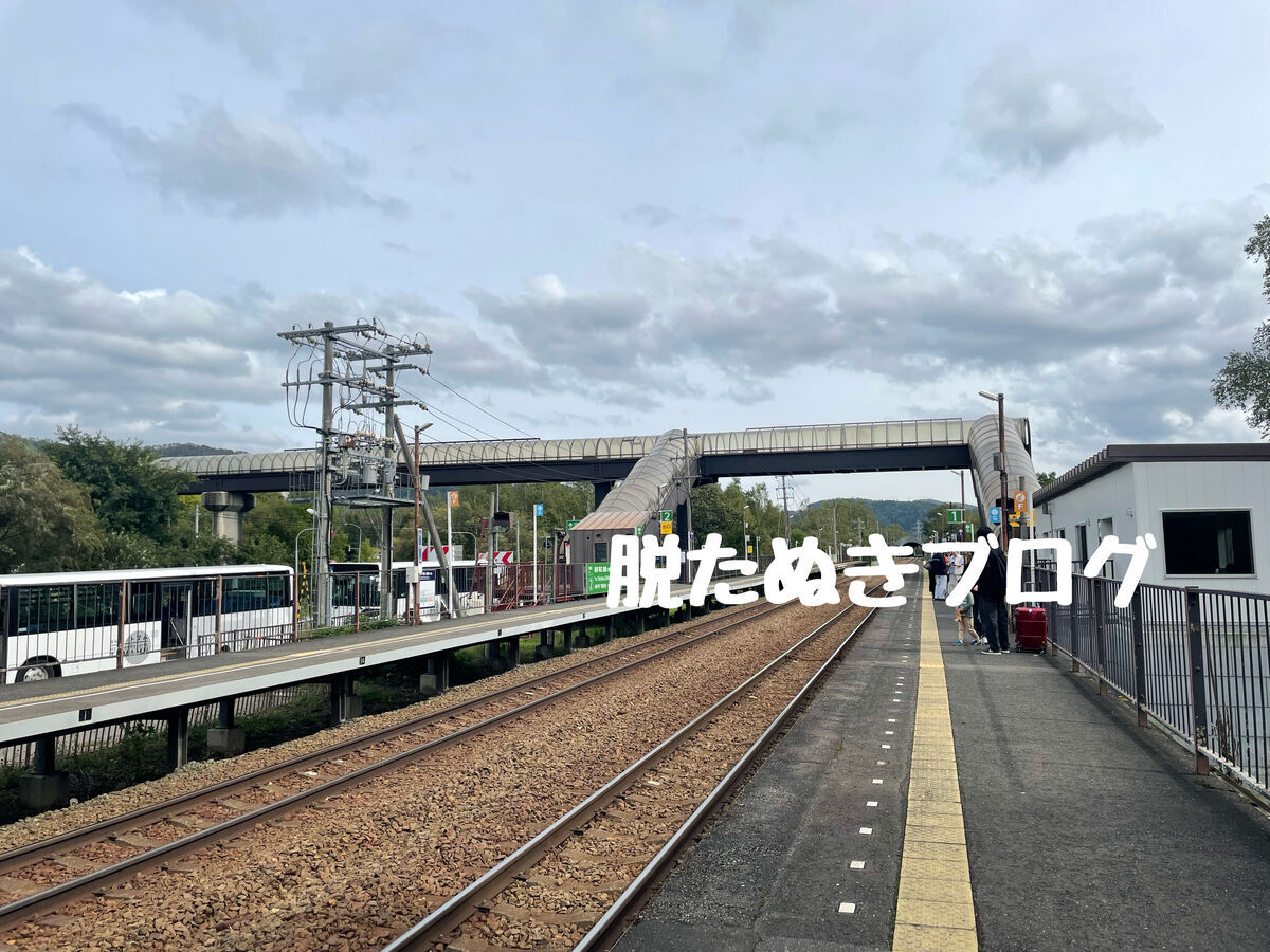 無人駅であるトマム駅の改札と駅構内の様子