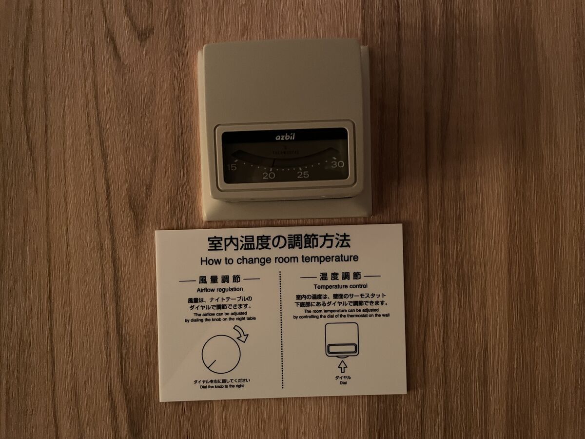 客室内のエアコン操作部、ダイヤル式で温度と風量を調整