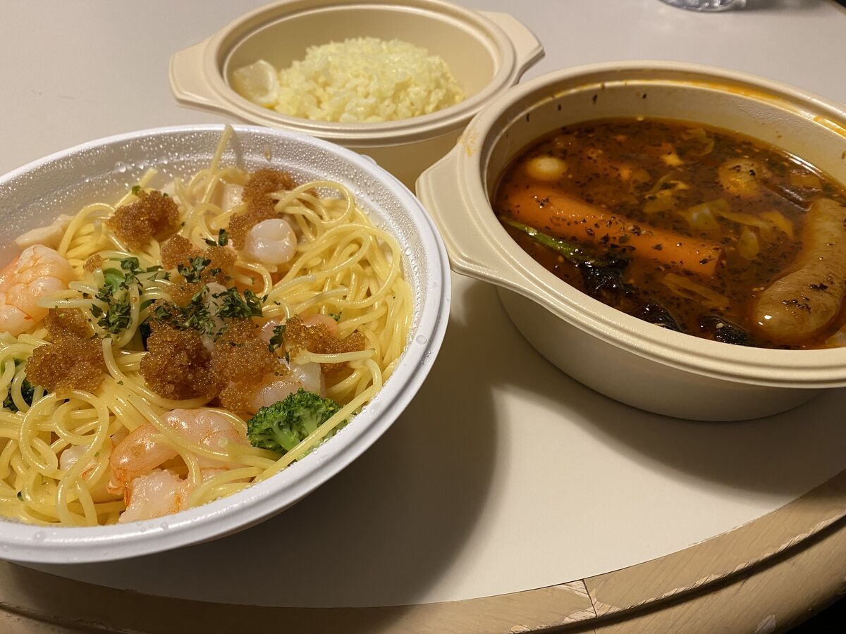 テイクアウトしたGARAKUのスープカレーとイタリアン料理