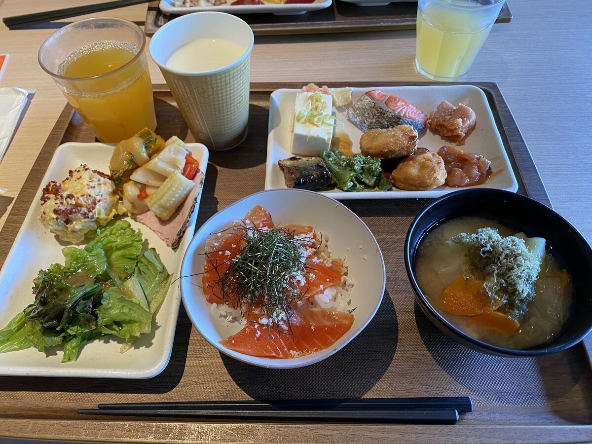 ビュッフェのサーモンいくら丼盛り付け例