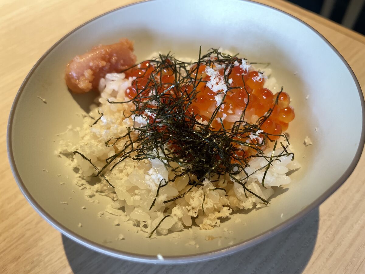 いくらのみの丼の盛り付け例