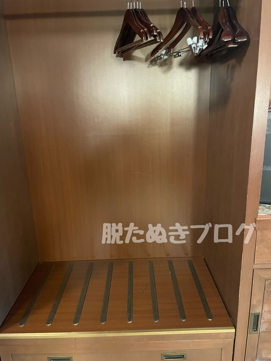 クローゼットとスーツケース置き場の様子