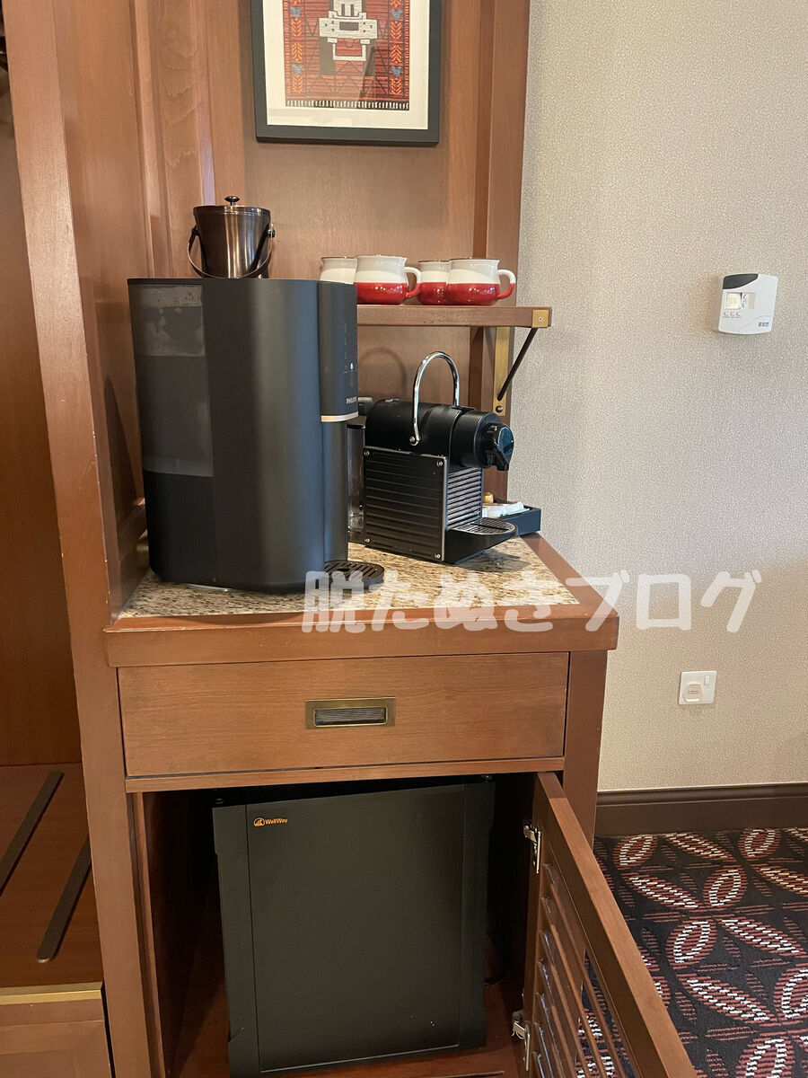 紅茶・コーヒーマシンと給湯器、冷蔵庫などの備品