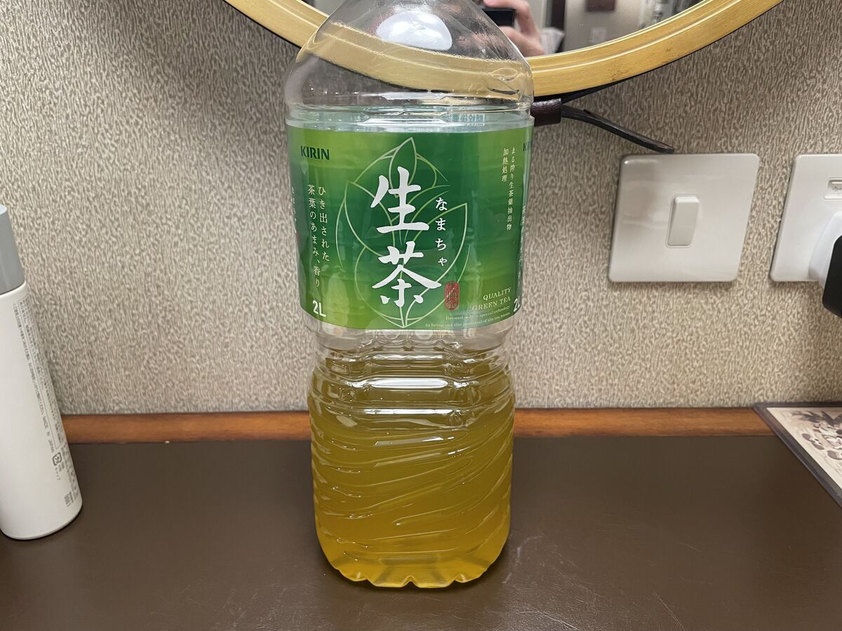 ペットボトルの水代わりに日本から持参した飲料を並べた写真