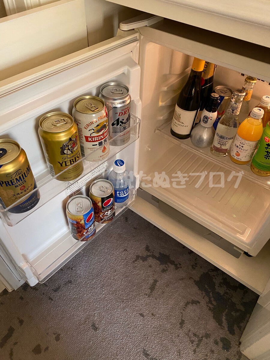 客室内の冷蔵庫に収納された有料の飲料やスナック類の様子