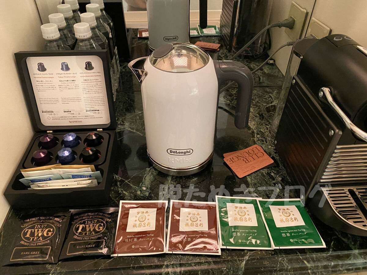 ミニバーに並ぶ無料の紅茶やお茶、ネスプレッソのカプセルとミネラルウォーター