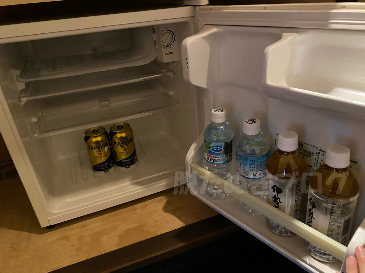 部屋に設置されている無料の冷蔵庫。中には水や缶ビール、お茶などが入っており、自由に飲むことができる。
