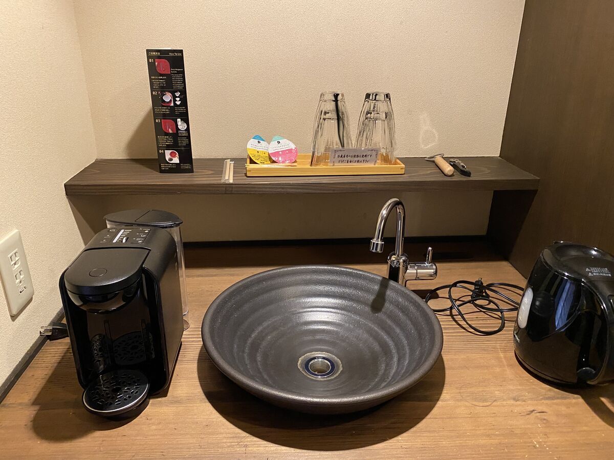 ポーションタイプのコーヒーが2つ、客室のテーブルの上に置かれている。
