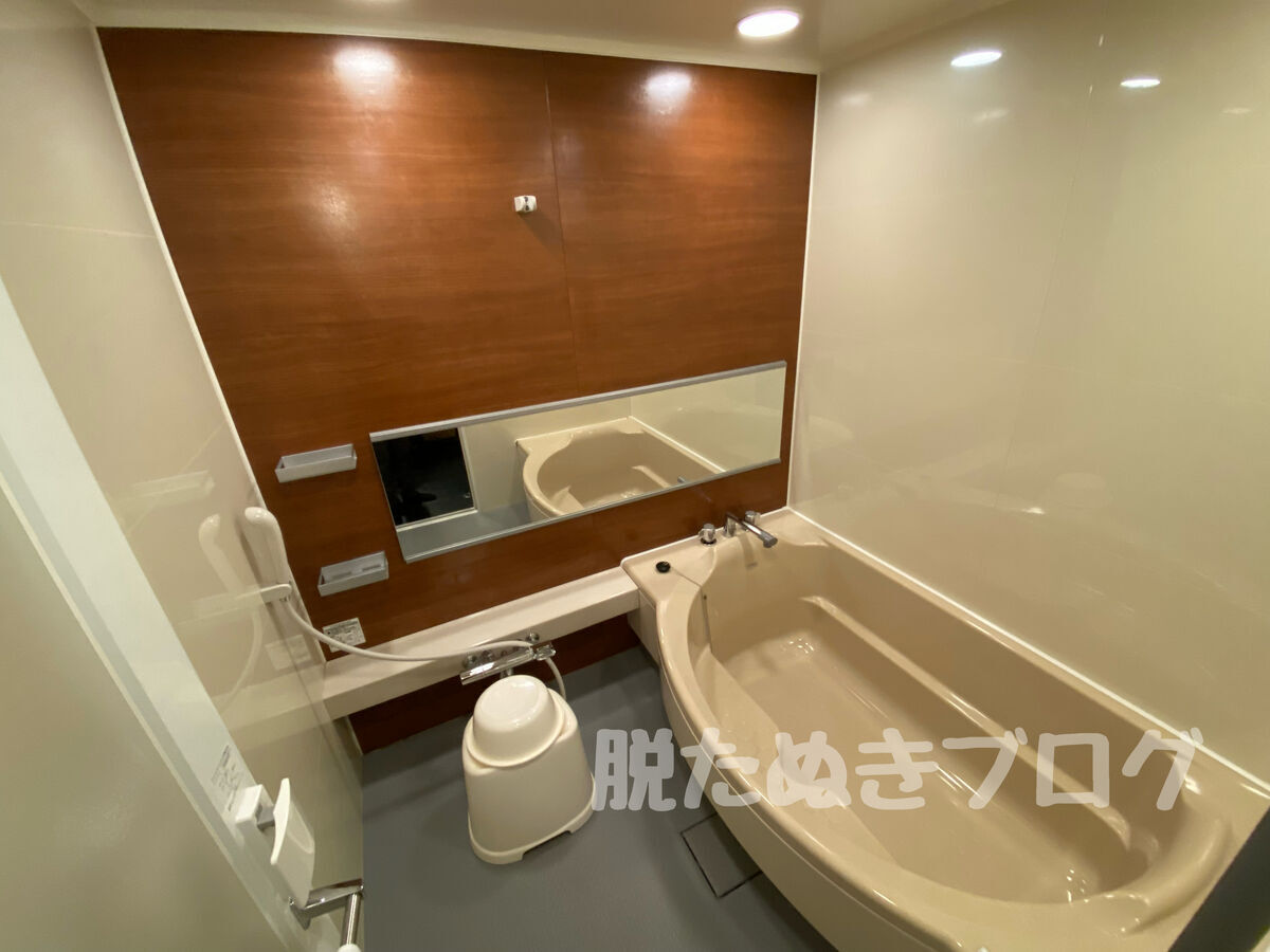 広々としたお風呂の洗い場部分。タイル張りで、浴槽の広さと足を伸ばして入れる余裕が見て取れる。