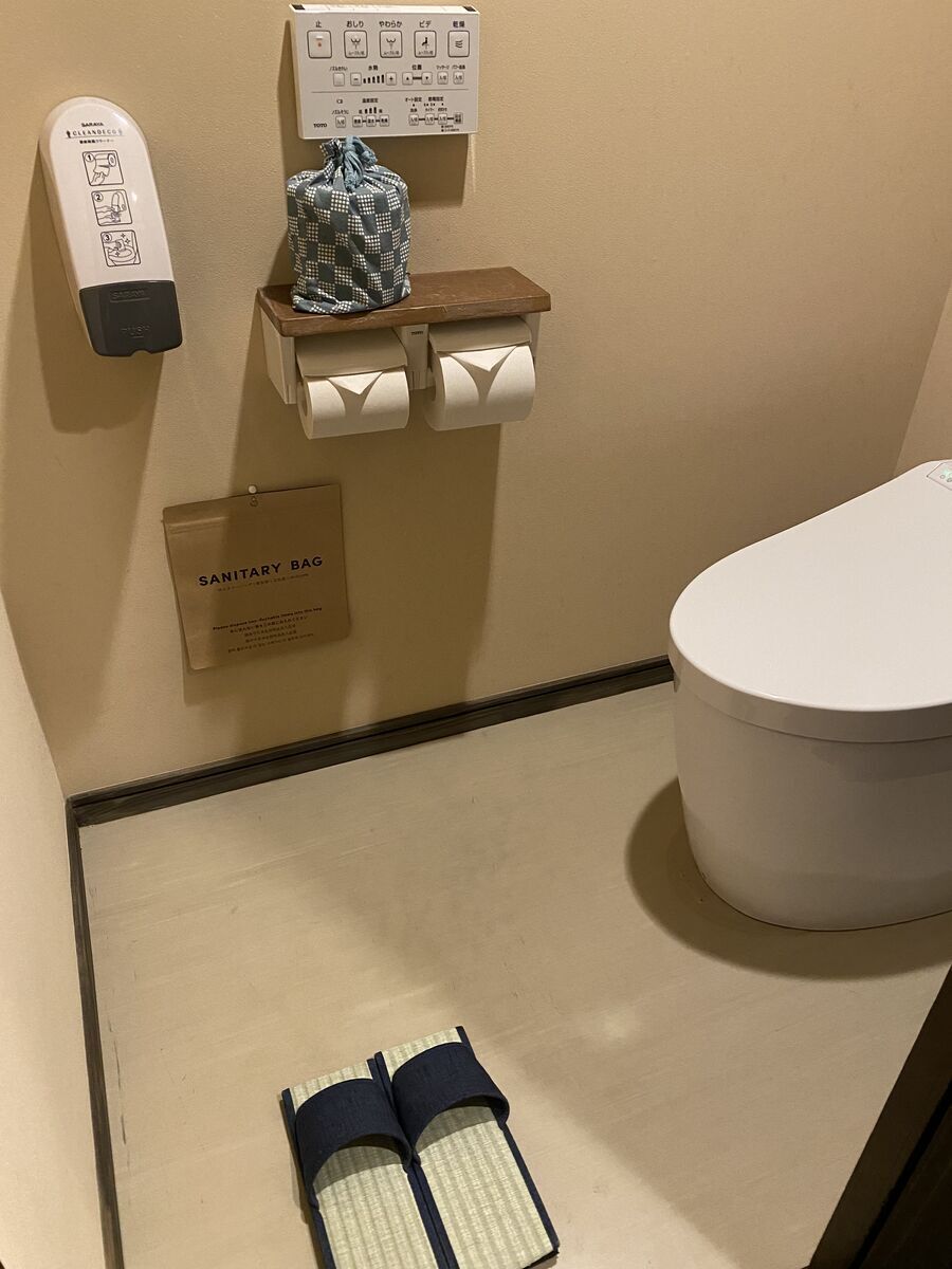 独立したトイレの内装。清潔感があり、広い空間で快適に使用できる。