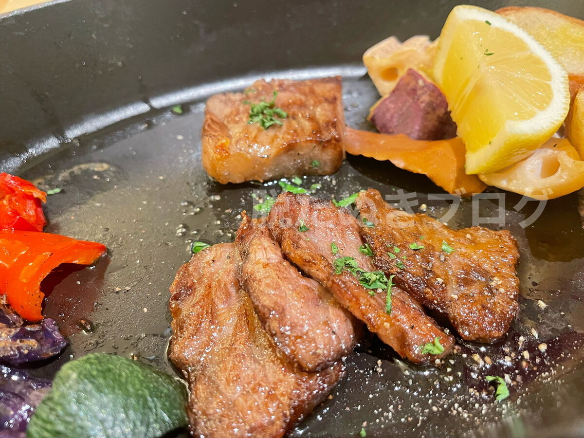 一人一皿提供される松阪牛のステーキ。絶妙な焼き加減で、とろけるような味わい。
