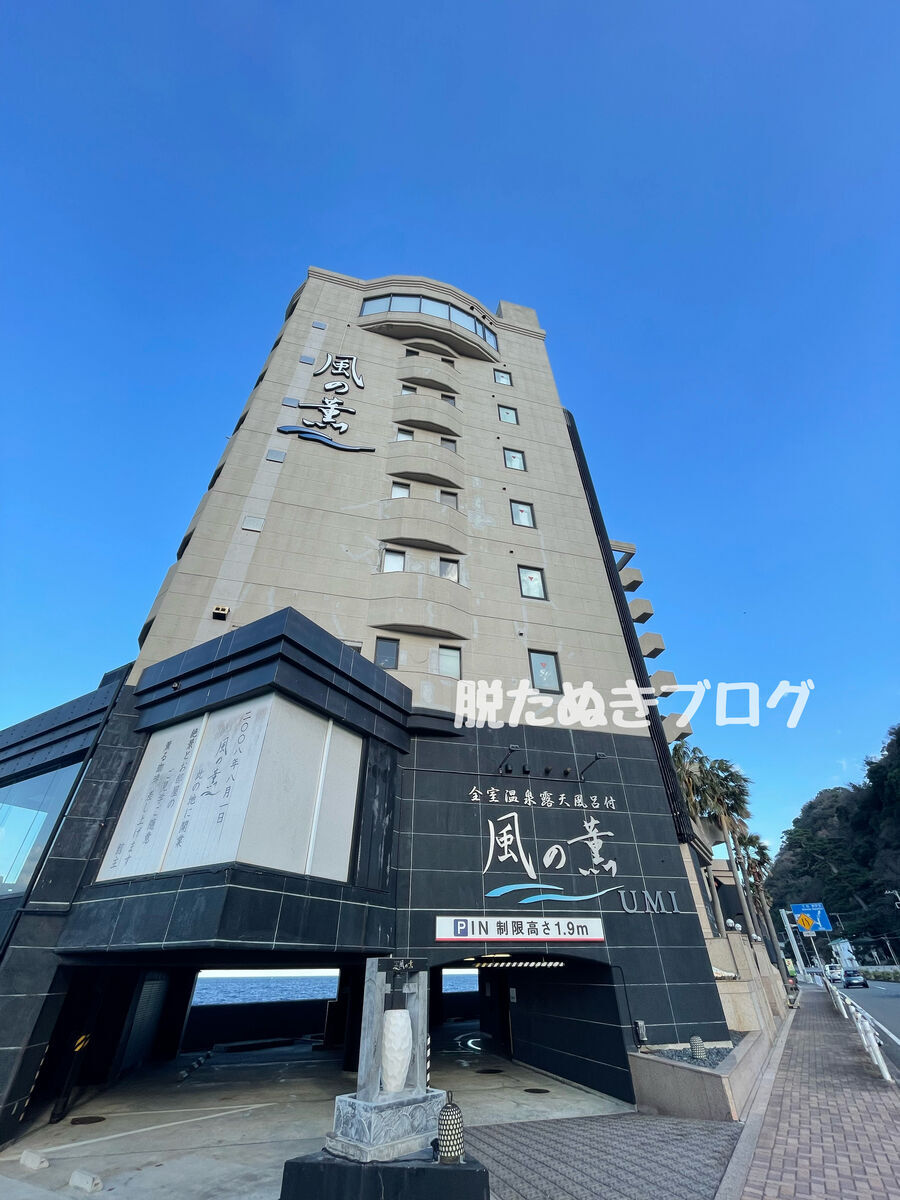 ホテル外観と海の見える立地（風の薫 UMI）
