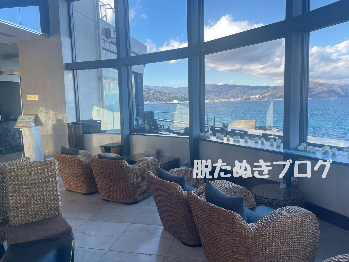 海が眺められるロビーのソファ