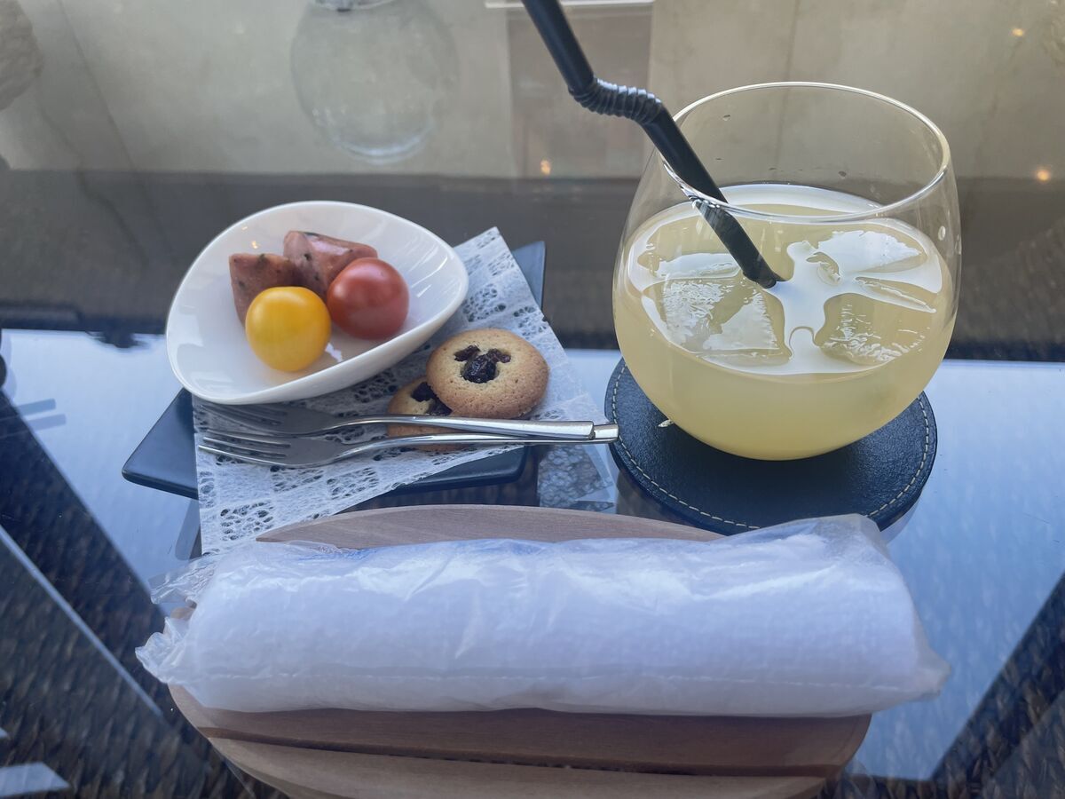 ウェルカムドリンクとおつまみのセット（シャンパンやノンカフェのコーヒーなど）