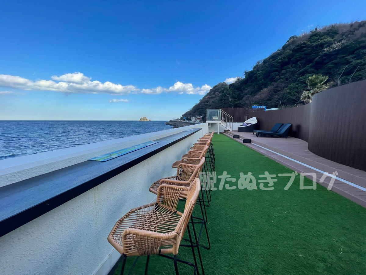 海が間近にあるオーシャンテラス「波音」