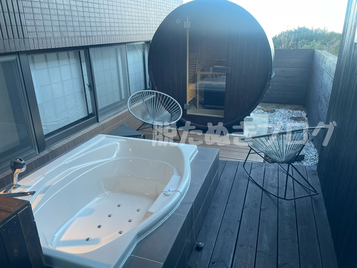 ゆとりろ熱海 サウナ付き客室のバルコニーにある専用バレルサウナとジャグジー