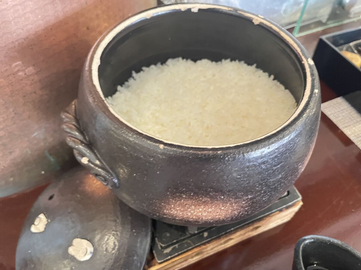 ゆとりろ熱海の朝食の器に盛り付けられたご飯と出汁