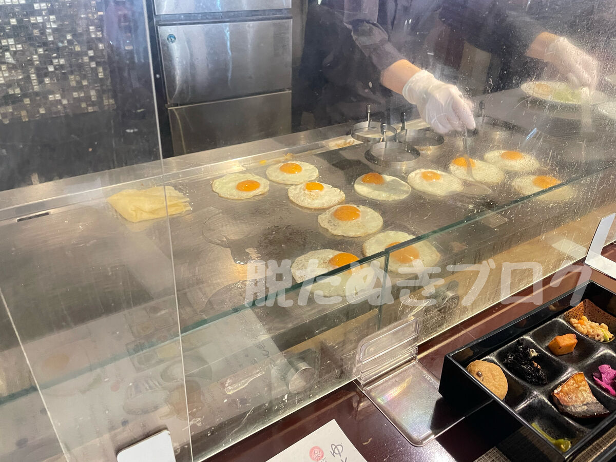 ゆとりろ熱海の朝食会場で目玉焼きを焼いている鉄板ダイニングの様子