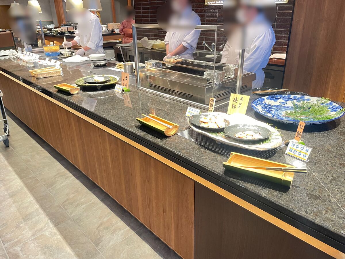 焼き魚もその場で調理している