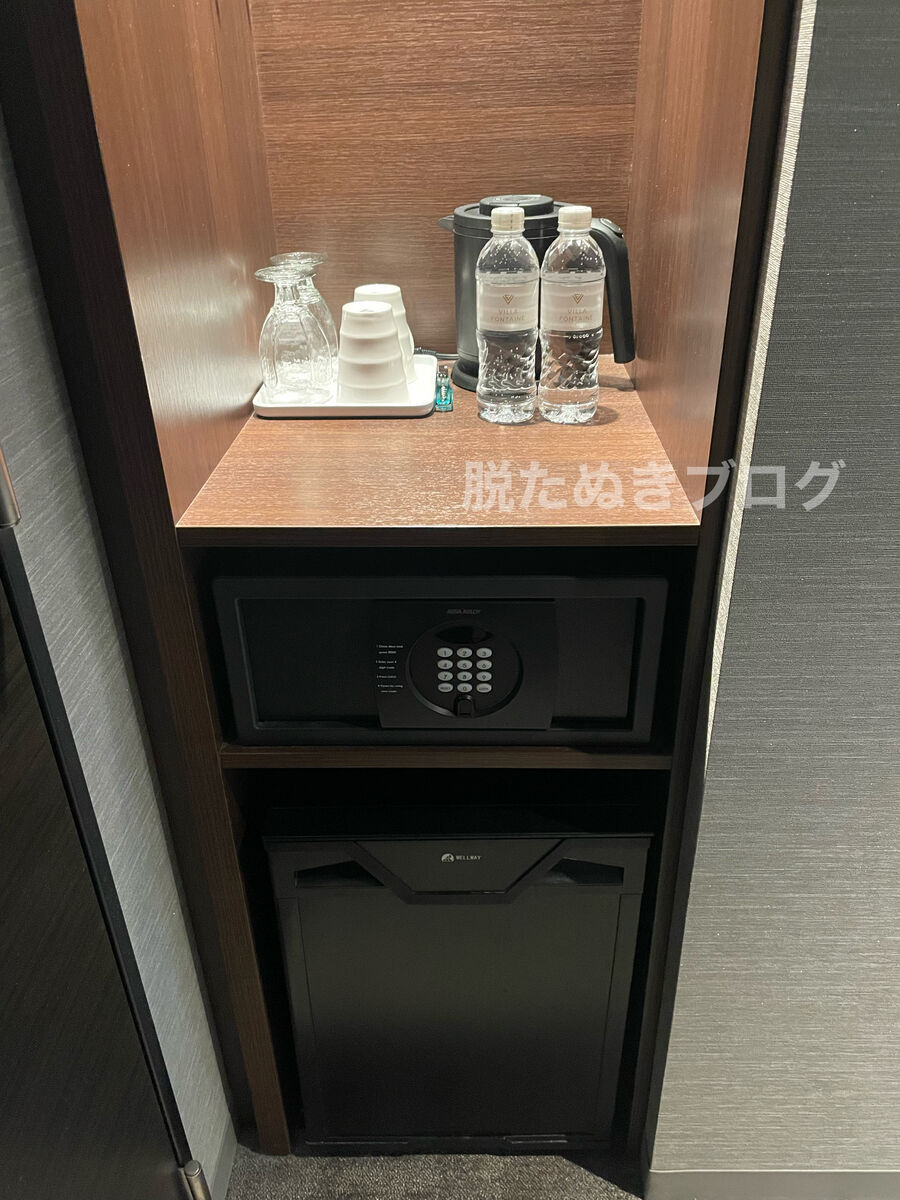 客室入り口の冷蔵庫、電気ケトル、セーフティボックス