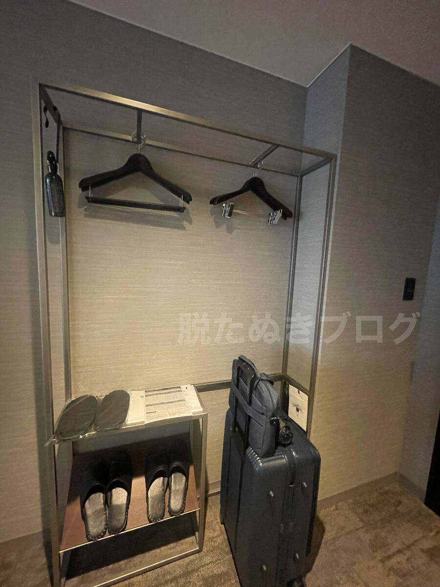 客室クローゼット内のスリッパ、消臭スプレーなど備品