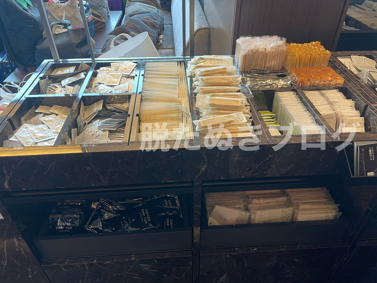 アメニティバーに並ぶお茶、歯ブラシ、クレンジングなど