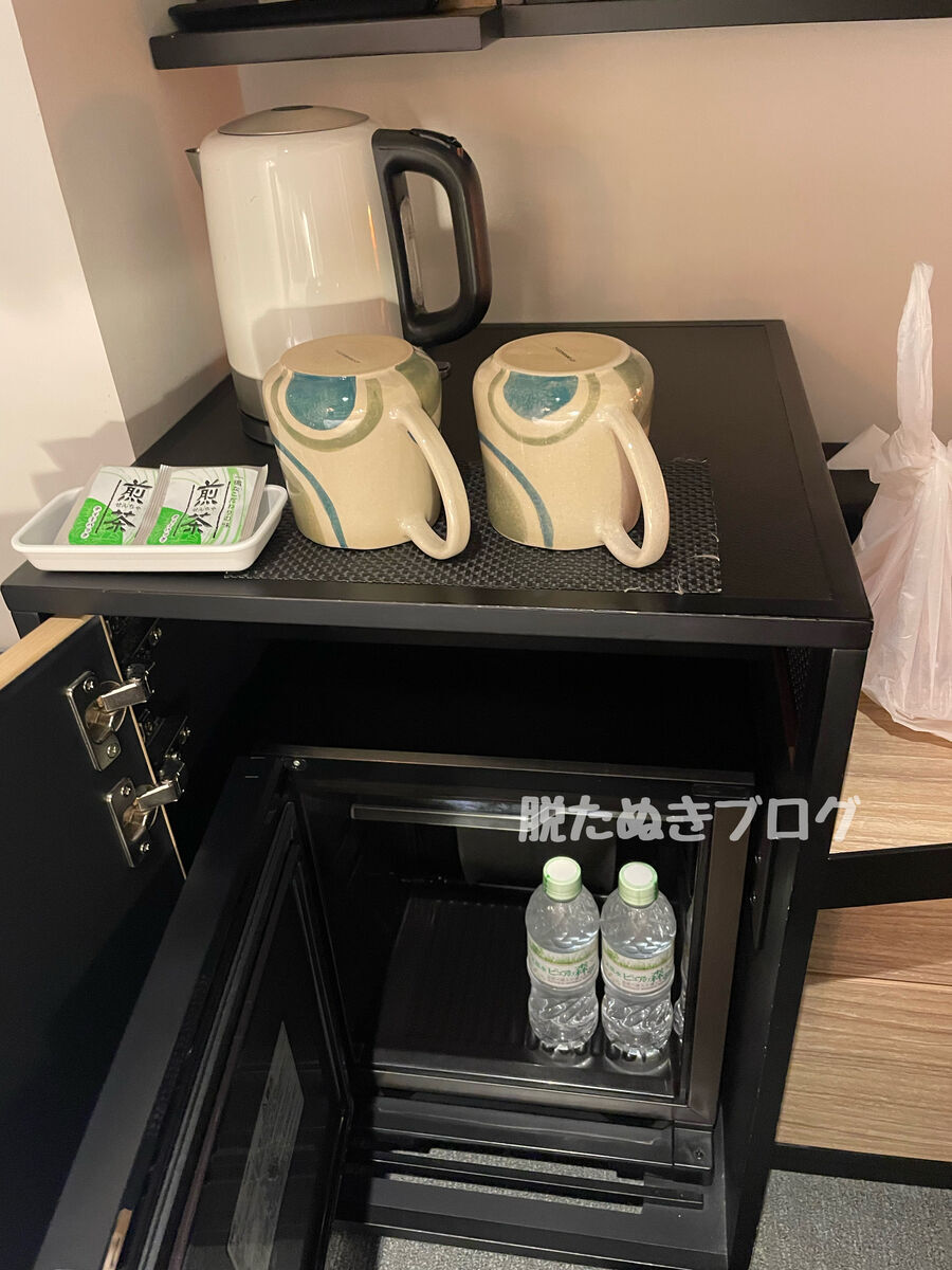 無料のペットボトル水が2つ