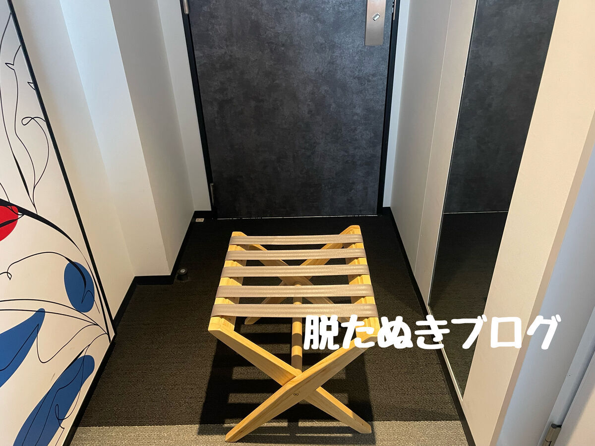 入り口にバゲッジラックを広げた写真
