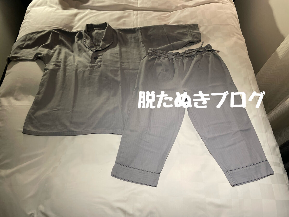 パジャマは上下別タイプ