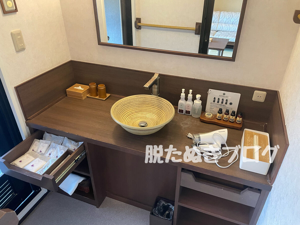 露天風呂へつながる使いやすい動線の洗面台