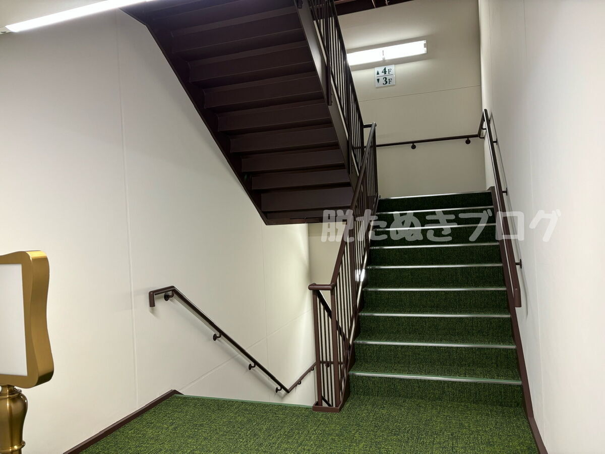 混雑時はエレベーターだけでなく階段も利用できる