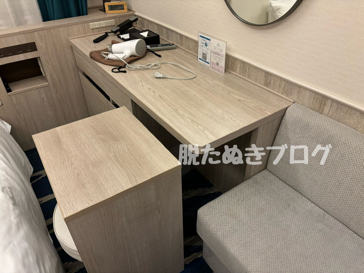 客室の机まわり。広くてビジネス利用にも最適
