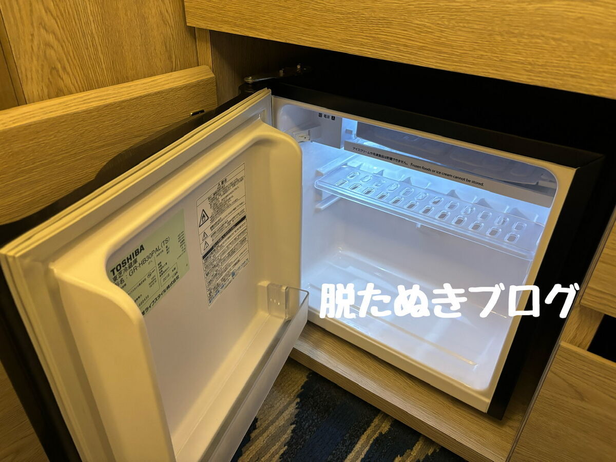 冷蔵庫の中は空。ペットボトル飲料は持参推奨