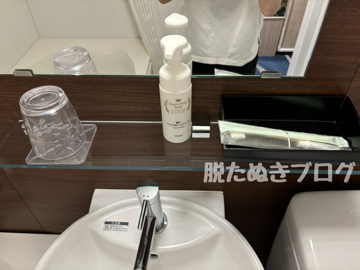 客室内の歯ブラシ。アメニティの一部はフロント横から取る方式