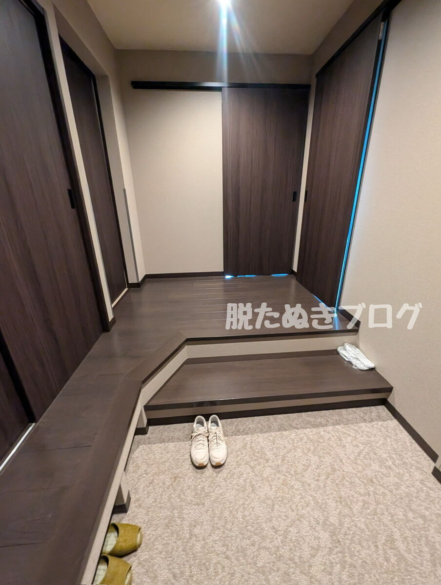 玄関は広々、部屋までスタッフが一緒に同行して設備を教えてくれる